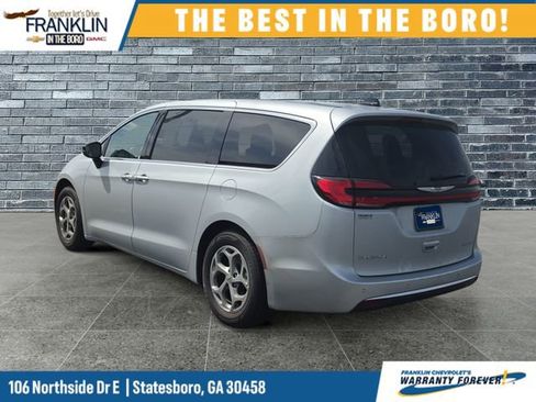 Used 2024 Chrysler Pacifica Limited image 3