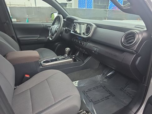 Used 2017 Toyota Tacoma TRD Sport w/ Premium & Technology Package AWD/4WD image 10