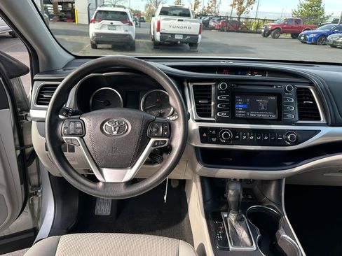 Used 2018 Toyota Highlander LE image 17