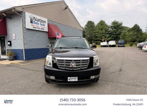 Used 2013 Cadillac Escalade Luxury AWD/4WD image 2