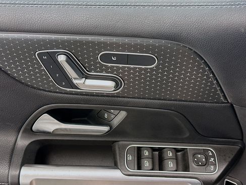 Used 2025 Mercedes-Benz GLB 250 4MATIC image 15
