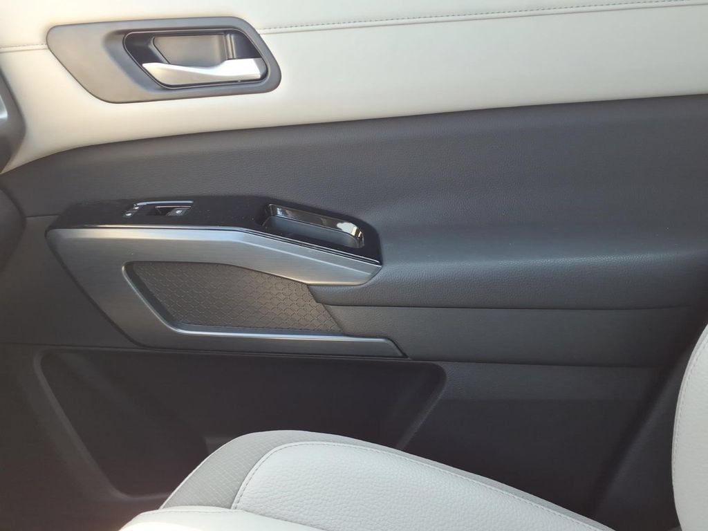 Used 2025 Nissan Pathfinder SL FWD image 24