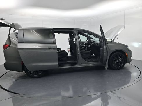 Used 2020 Chrysler Pacifica Touring w/ Advanced Safetytec Group FWD image 52