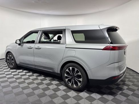 Used 2022 Kia Carnival EX image 5