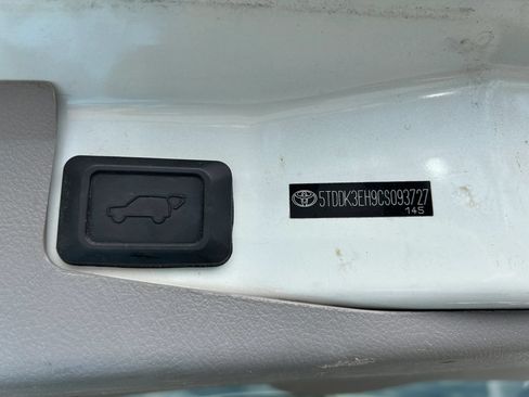 Used 2012 Toyota Highlander Limited w/ Tow Pkg AWD/4WD image 12