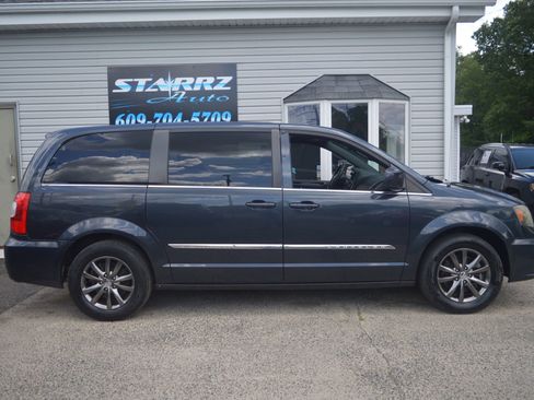 Used 2014 Chrysler Town & Country S FWD image 6