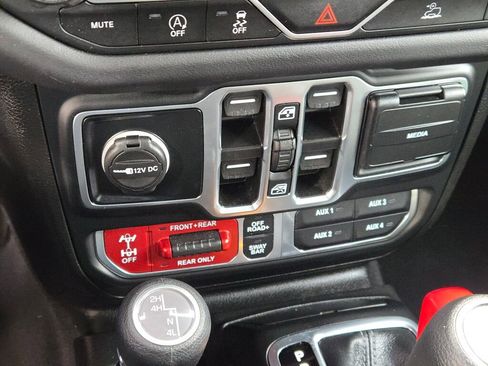 Used 2025 Jeep Wrangler Unlimited Rubicon AWD/4WD image 23