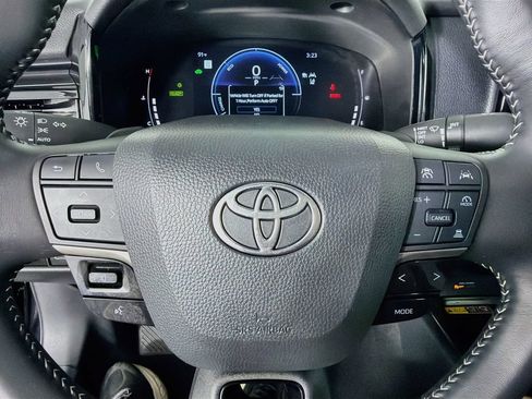 Used 2025 Toyota Camry SE w/ Convenience Package FWD image 16
