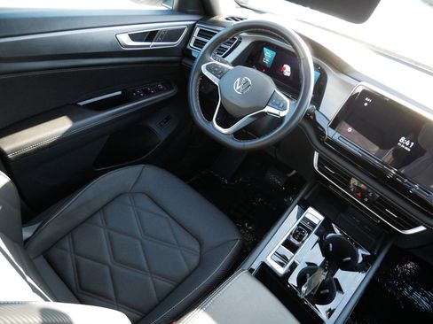 Certified 2024 Volkswagen Atlas Cross Sport SE w/ Panoramic Sunroof Package image 9