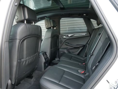 Certified 2025 Porsche Macan image 11