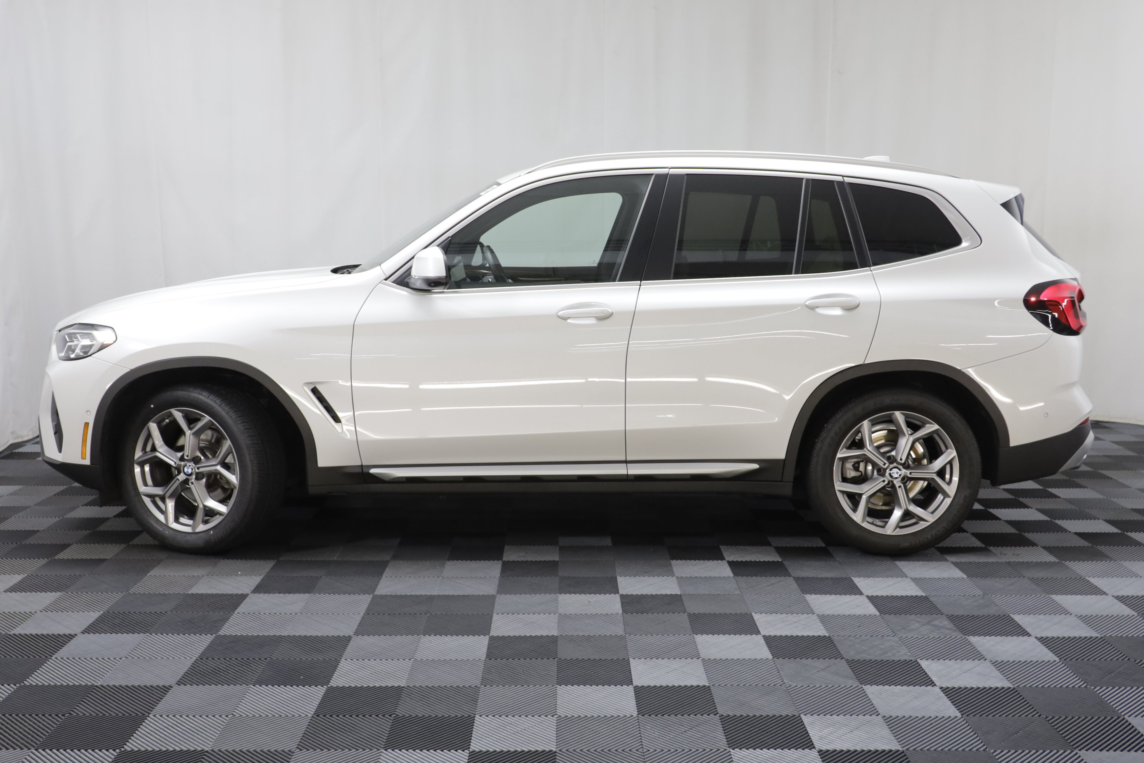 Used 2023 BMW X3 xDrive30i w/ Premium Package AWD/4WD image 4