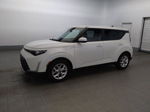Used 2025 Kia Soul LX w/ LX Technology Package FWD image 2