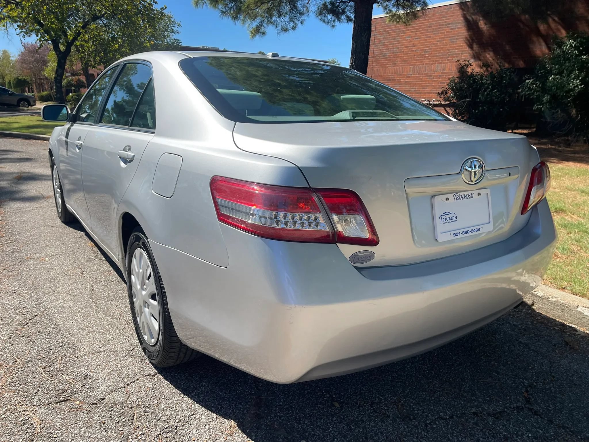 Used 2010 Toyota Camry LE FWD image 3