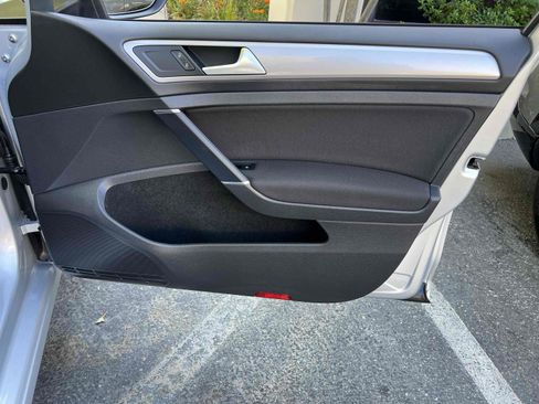 Used 2016 Volkswagen e-Golf SE w/ DC Fast Charging Package image 60