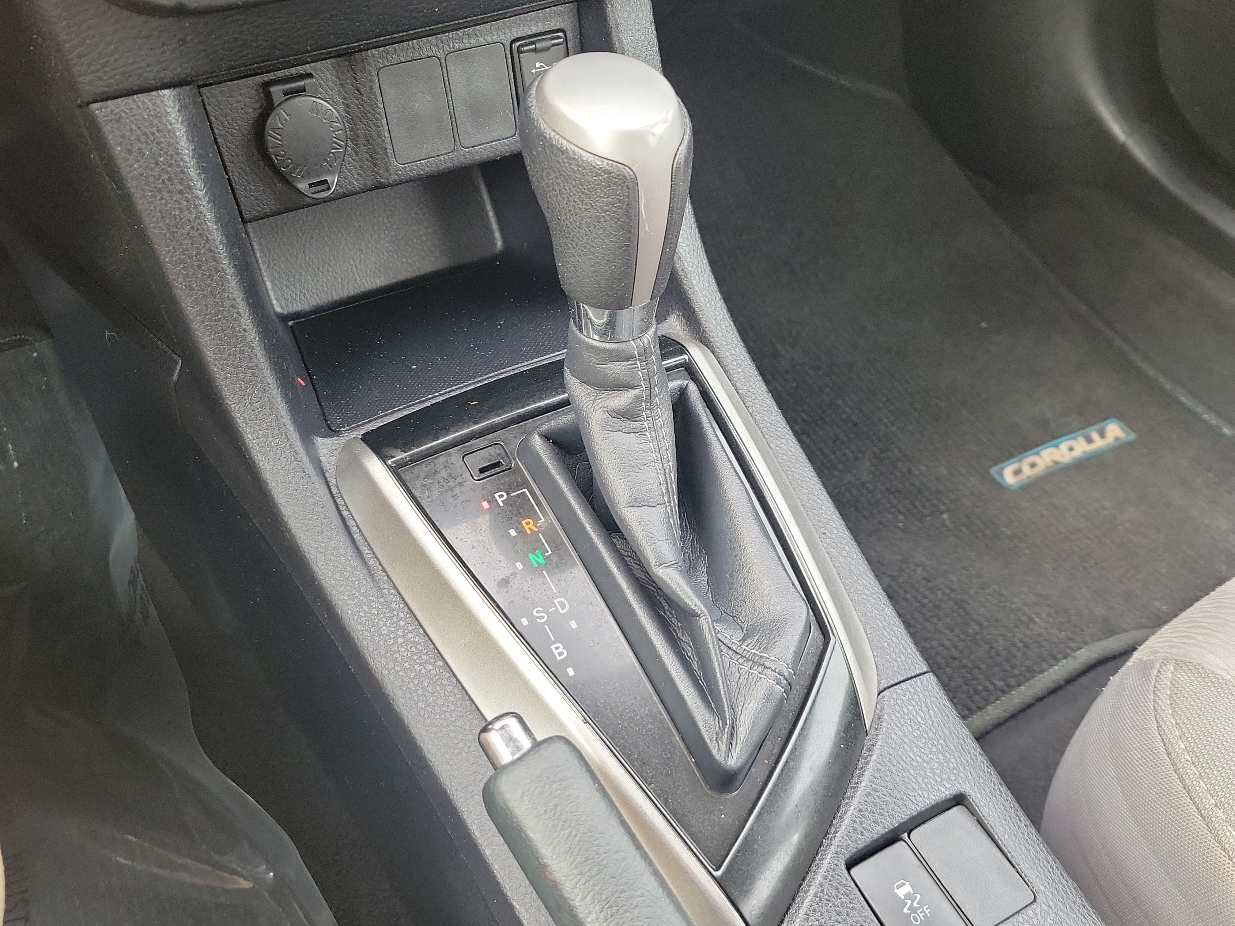 Used 2015 Toyota Corolla LE FWD image 24