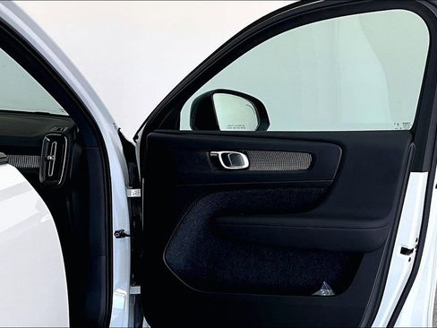 Certified 2025 Volvo XC40 B5 Plus image 26