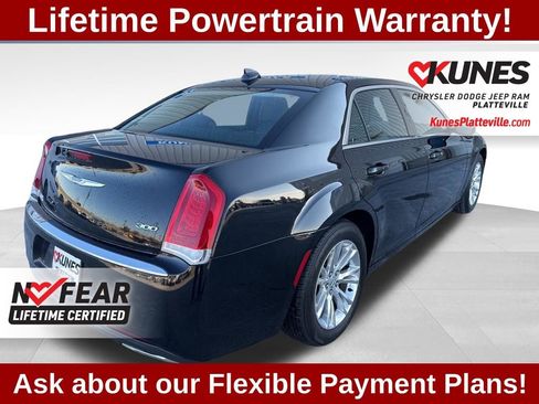 Used 2021 Chrysler 300 Touring L image 3