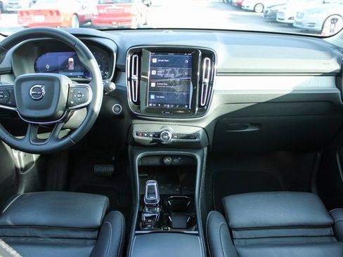 Used 2025 Volvo XC40 B5 Plus image 17