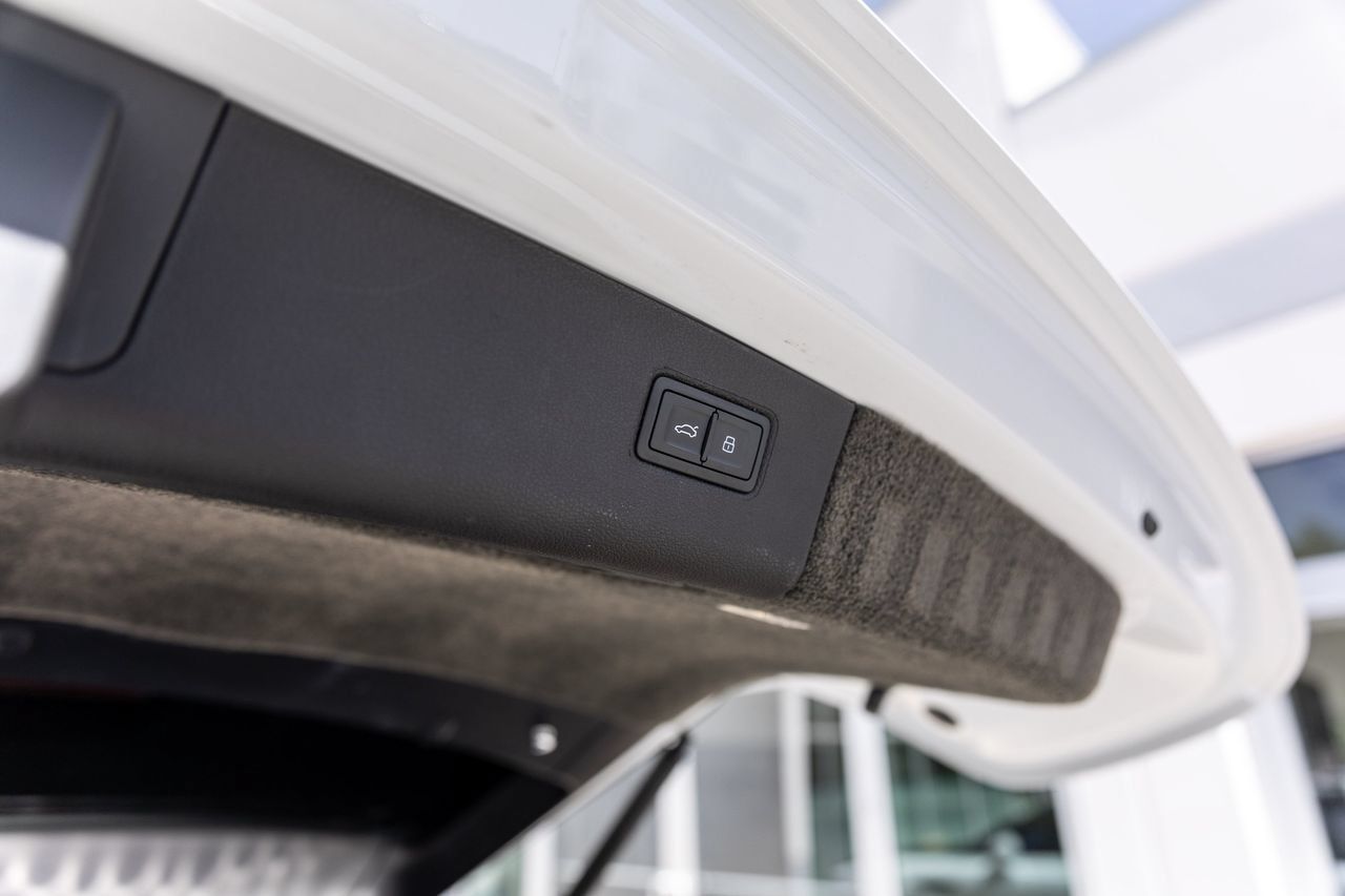 Certified 2023 Bentley Bentayga Extended Wheelbase AWD/4WD image 55