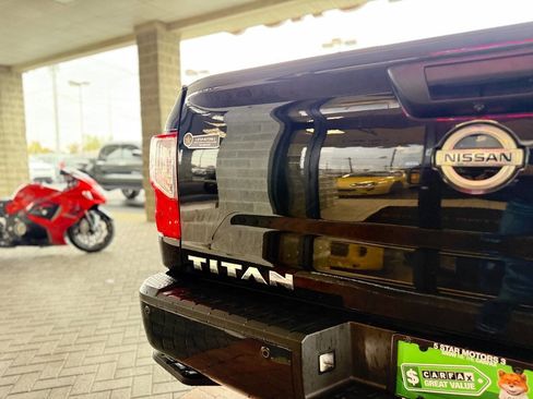 Used 2019 Nissan Titan SV w/ SV Convenience Package image 12
