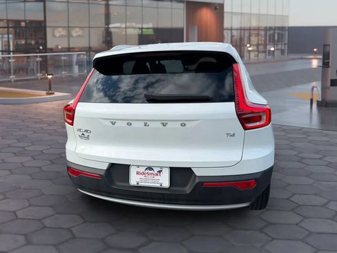 Used 2021 Volvo XC40 T4 Momentum FWD image 10