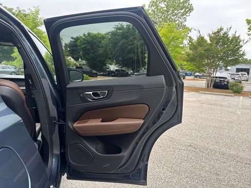 Used 2022 Volvo XC60 B5 Momentum w/ Advanced Package AWD/4WD image 29