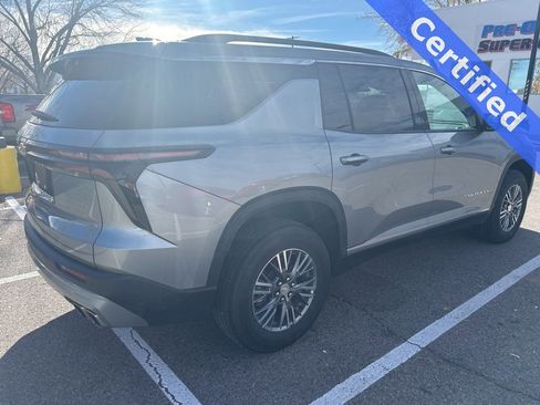 Used 2025 Chevrolet Traverse LT image 6