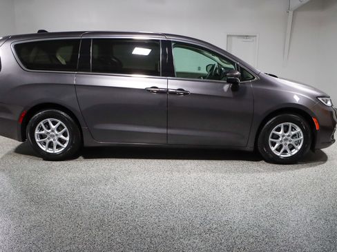 Used 2023 Chrysler Pacifica Touring-L FWD image 6