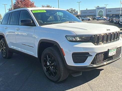 New 2025 Jeep Grand Cherokee Altitude image 1