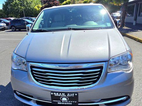 Used 2015 Chrysler Town & Country Touring-L FWD image 9