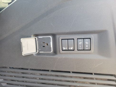 Used 2025 GMC Yukon AT4 w/ AT4 Premium Package AWD/4WD image 8
