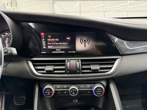 Used 2017 Alfa Romeo Giulia Quadrifoglio image 14