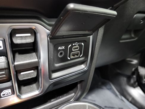 Used 2022 Jeep Wrangler Unlimited Sahara image 11