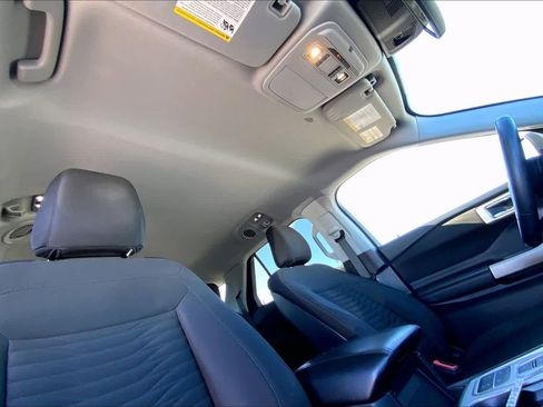 Used 2020 Ford Explorer XLT image 14