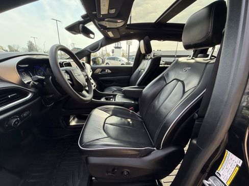 Used 2022 Chrysler Pacifica Limited w/ Uconnect Theater Family Group image 4