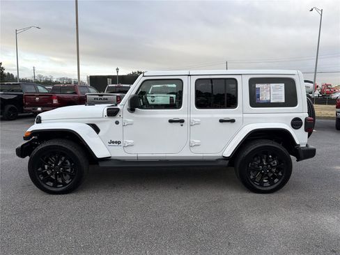 Used 2025 Jeep Wrangler Sahara image 9