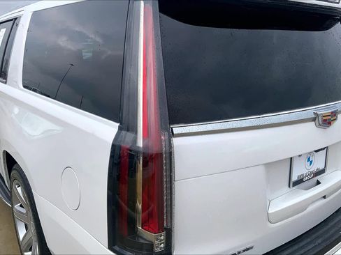 Used 2018 Cadillac Escalade ESV Luxury image 29