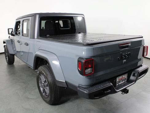 Used 2025 Jeep Gladiator Sport AWD/4WD image 3