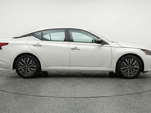 Used 2025 Nissan Altima 2.5 SV FWD image 11