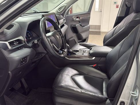 Used 2023 Toyota Highlander Limited image 12