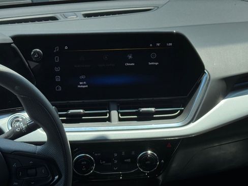 Used 2025 Chevrolet Trax LT FWD image 17