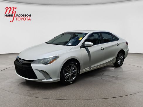 Used 2015 Toyota Camry SE FWD image 1