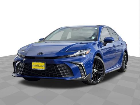 Used 2025 Toyota Camry SE w/ Convenience Package image 1