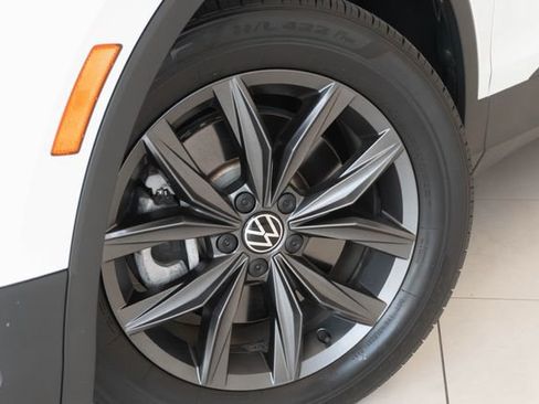 Used 2022 Volkswagen Tiguan SE FWD image 2