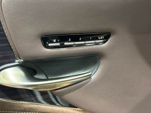 Used 2018 Lexus LS 500 w/ Accessory Package (Z2) RWD image 18