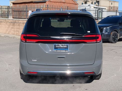 Used 2022 Chrysler Pacifica Touring-L image 4