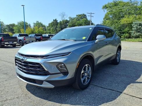 Used 2024 Chevrolet Blazer LT w/ Convenience Package FWD image 3