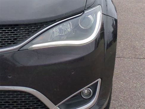 Used 2017 Chrysler Pacifica Limited image 10