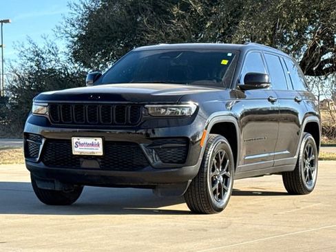 Used 2025 Jeep Grand Cherokee Altitude image 3