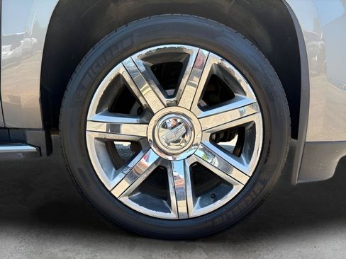Used 2017 Cadillac Escalade ESV Luxury AWD/4WD image 24